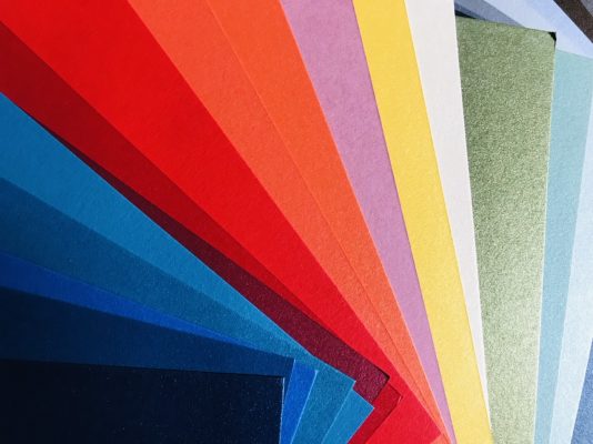 chất liệu giấy in thiệp cưới